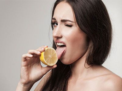 Кисловатый привкус во рту: что может вызвать и как с этим бороться?