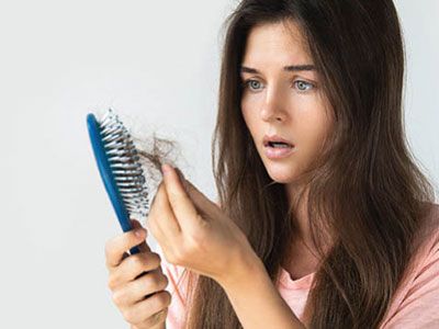 Випадає волосся - у чому причина і як це виправити?